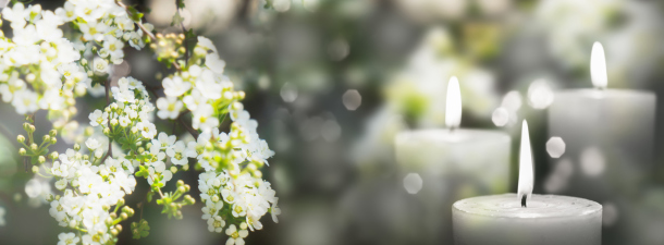 Bild mit Blüten und Kerzen